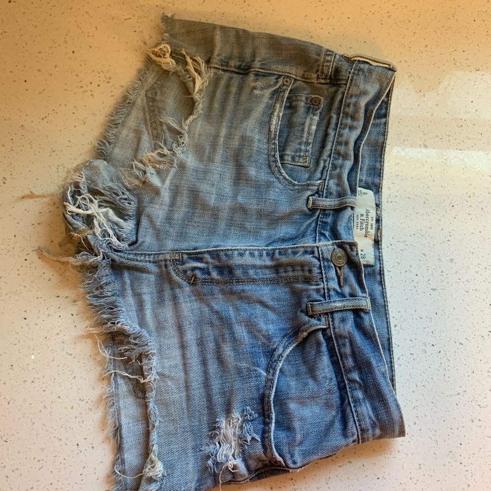ABERCROMBIE & FITCH ripped denim shorts